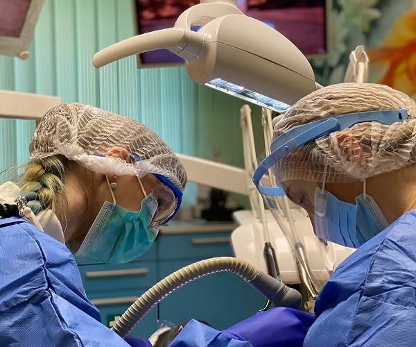 Яка стоматологія працює в неділю?