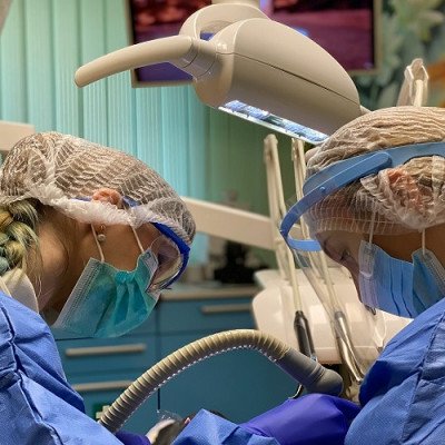 Какая стоматология работает в воскресенье?