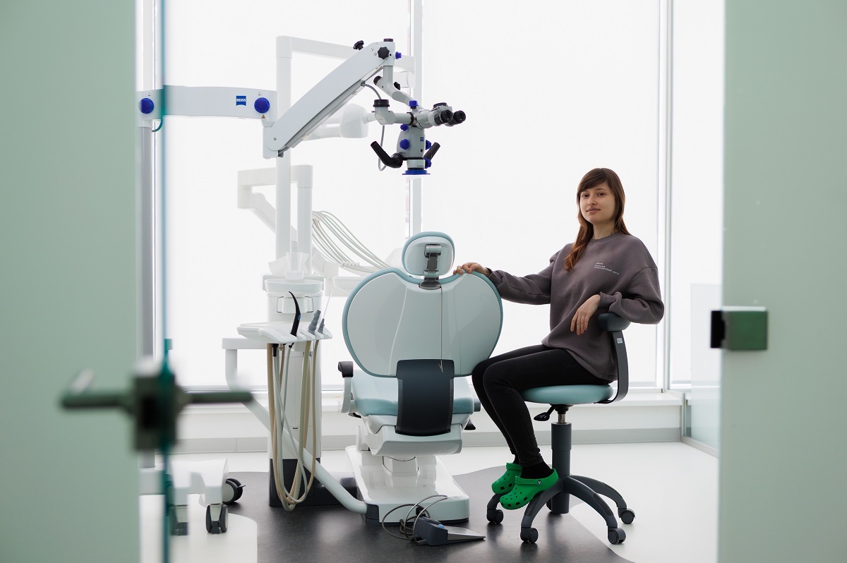 Лікар Жанна, стоматолог-реставратор Космічного стоматологічного центру у Львові